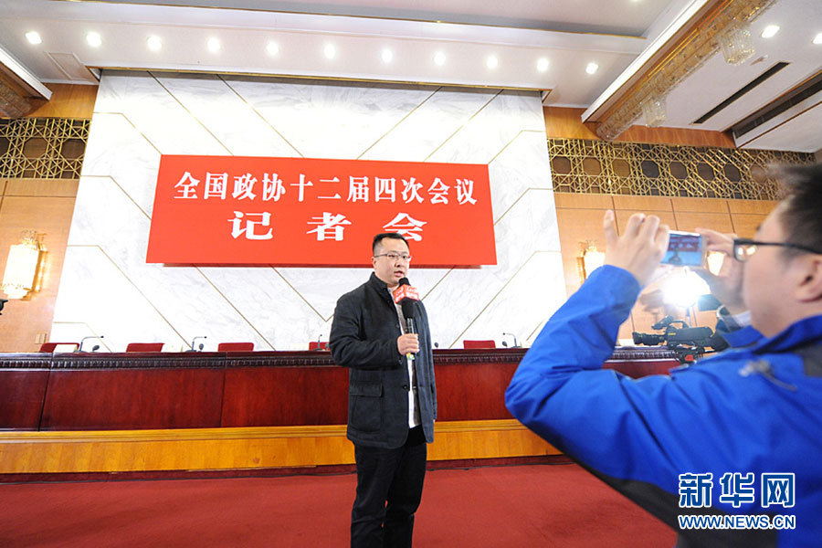2016年是“十三五”开局之年，也是推进结构性改革的攻坚之年。党的十八届五中全会和中央经济工作会议指出，要主动适应经济发展新常态，以新的发展理念把握引领新常态。全国政协围绕“十三五”规划制定和实施，积极开展视察调研、协商议政，提出有价值的意见建议。3月6日，厉以宁等5位全国政协委员就“十三五”经济发展问题回答记者提问。图为发布会开始前记者进行准备工作。新华网/中国政府网 陈竞超 摄