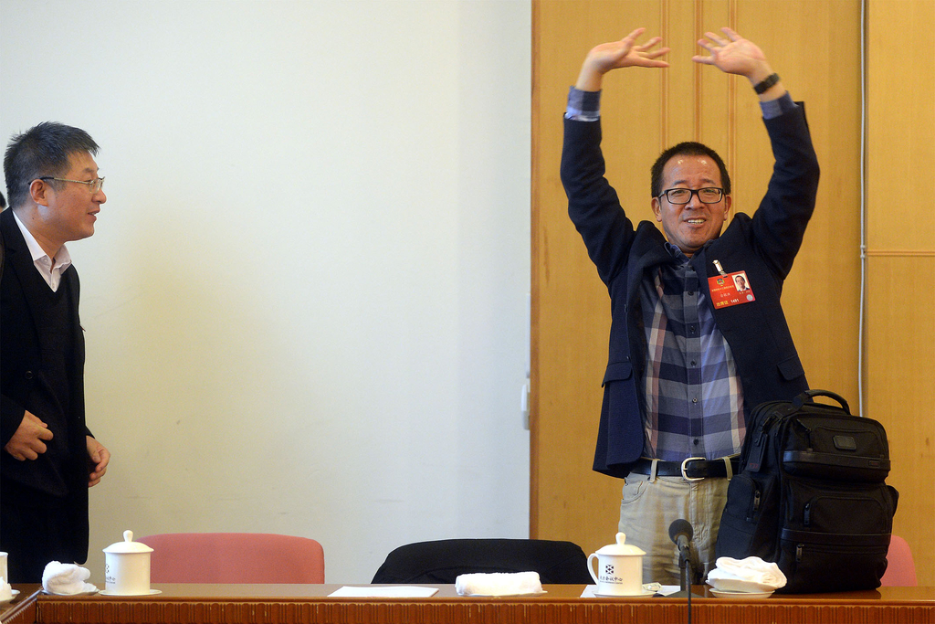 2016年3月4日，北京，全国政协十二届四次会议展开分组讨论，俞敏洪会议间隙做运动。