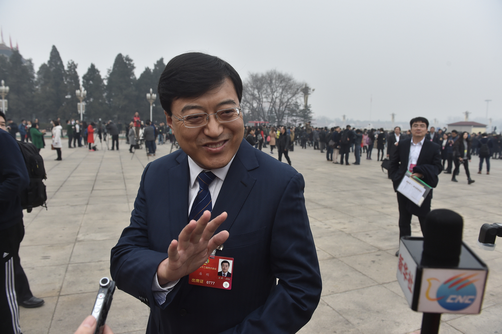 　　2016年03月03日，北京，全国政协十二届四次会议开幕。全国政协委员、伊利实业集团股份有限公司董事长兼总裁潘刚出席会议。