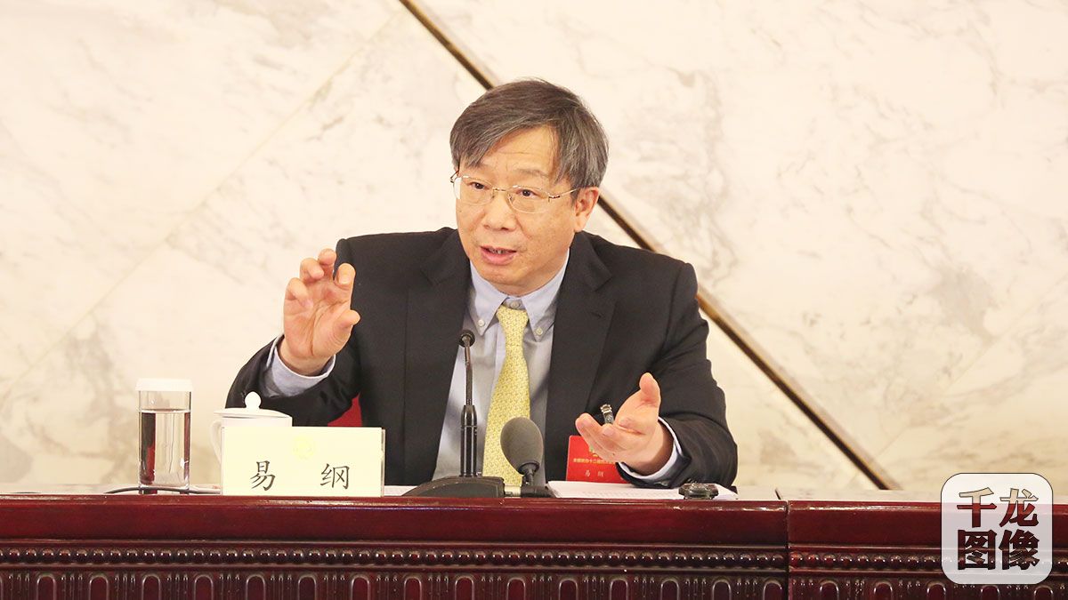 3月6日，全国政协十二届四次会议在北京人民大会堂新闻发布厅召开记者会，邀请全国政协委员厉以宁、陈锡文、易纲、常振明、许家印就“十三五”经济发展问题回答记者提问。图为易纲回答记者提出的问题。千龙网记者 陈康摄