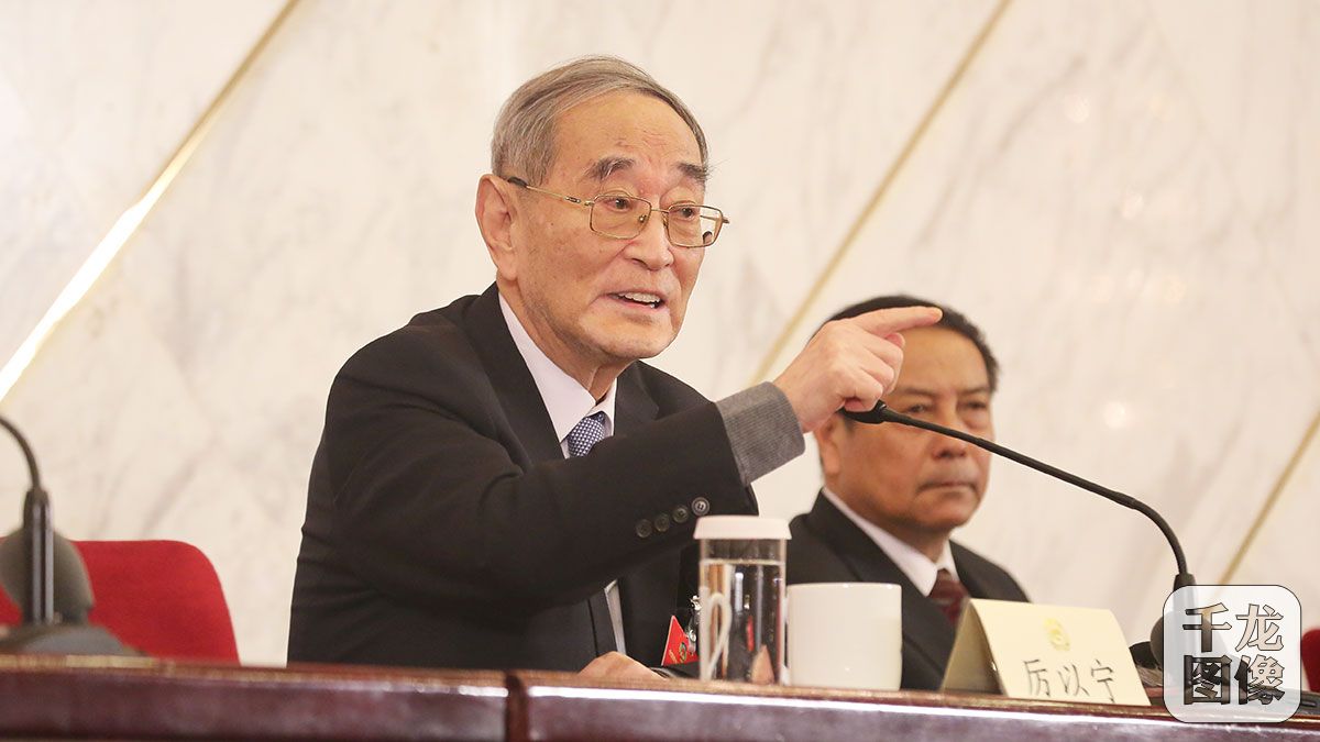 3月6日，全国政协十二届四次会议在北京人民大会堂新闻发布厅召开记者会，邀请全国政协委员厉以宁、陈锡文、易纲、常振明、许家印就“十三五”经济发展问题回答记者提问。图为厉以宁回答记者提出的问题。千龙网记者 陈康摄
