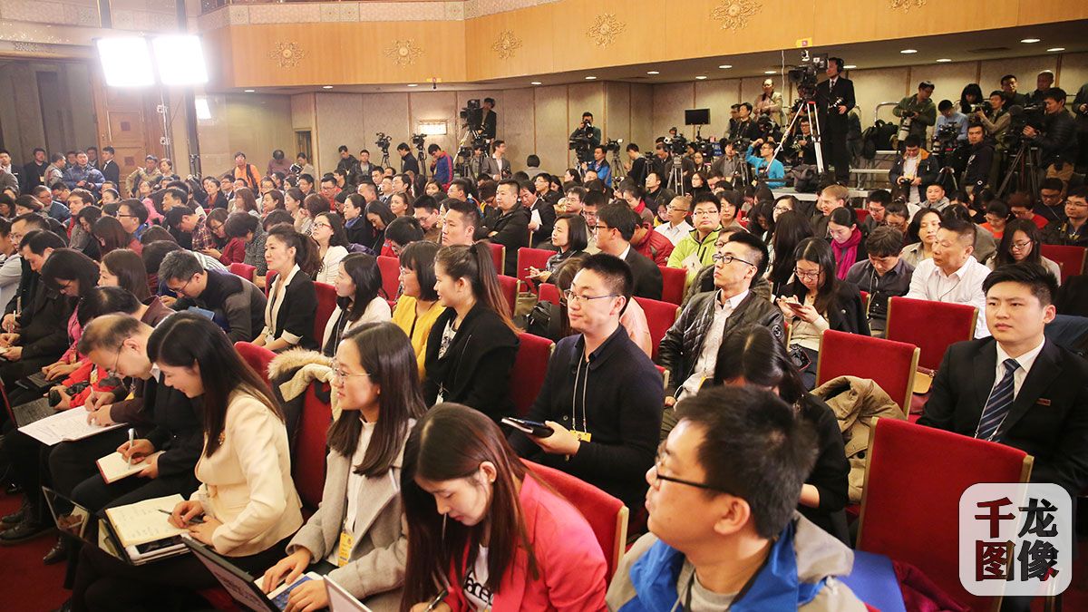 3月6日，全国政协十二届四次会议在北京人民大会堂新闻发布厅召开记者会，邀请全国政协委员厉以宁、陈锡文、易纲、常振明、许家印就“十三五”经济发展问题回答记者提问。图为新闻发布会现场。千龙网记者 陈康摄