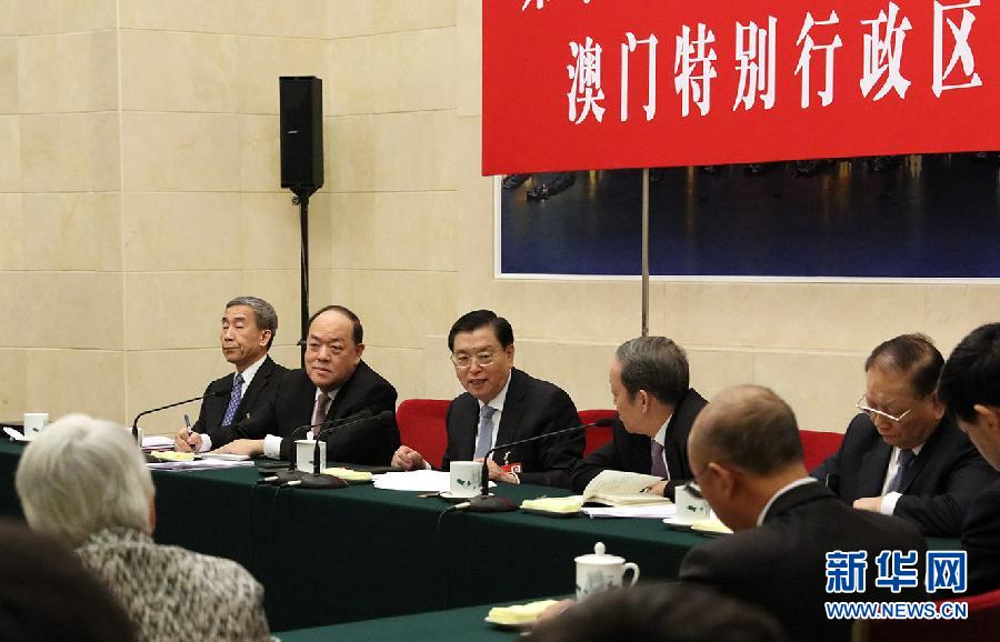 3月6日，中共中央政治局常委、全国人大常委会委员长张德江参加十二届全国人大四次会议澳门代表团的审议。新华社记者 刘卫兵 摄
