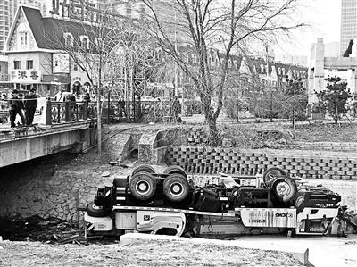 31吨吊车倒车冲破护栏坠河中 父子同车儿子身亡