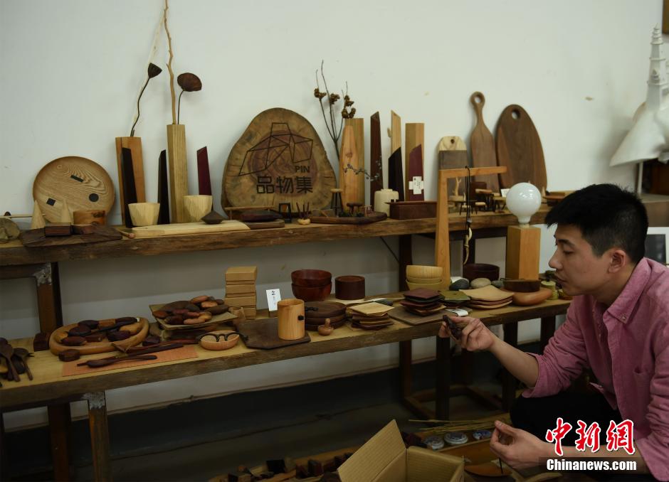 重庆老师成“木头控” 全球收集木头做标本