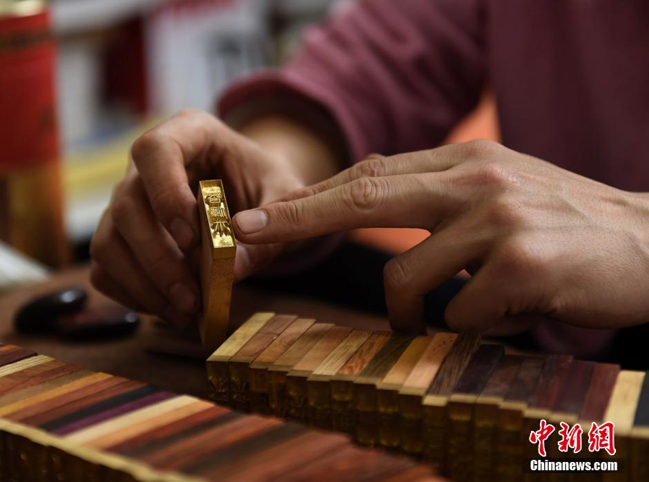 重庆老师成“木头控” 全球收集木头做标本