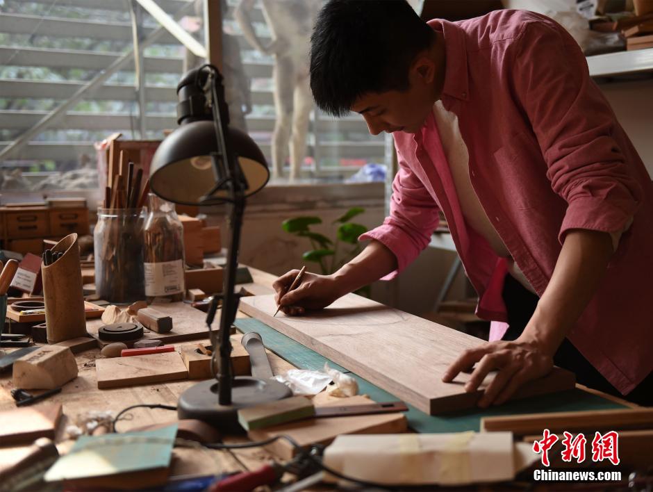重庆老师成“木头控” 全球收集木头做标本