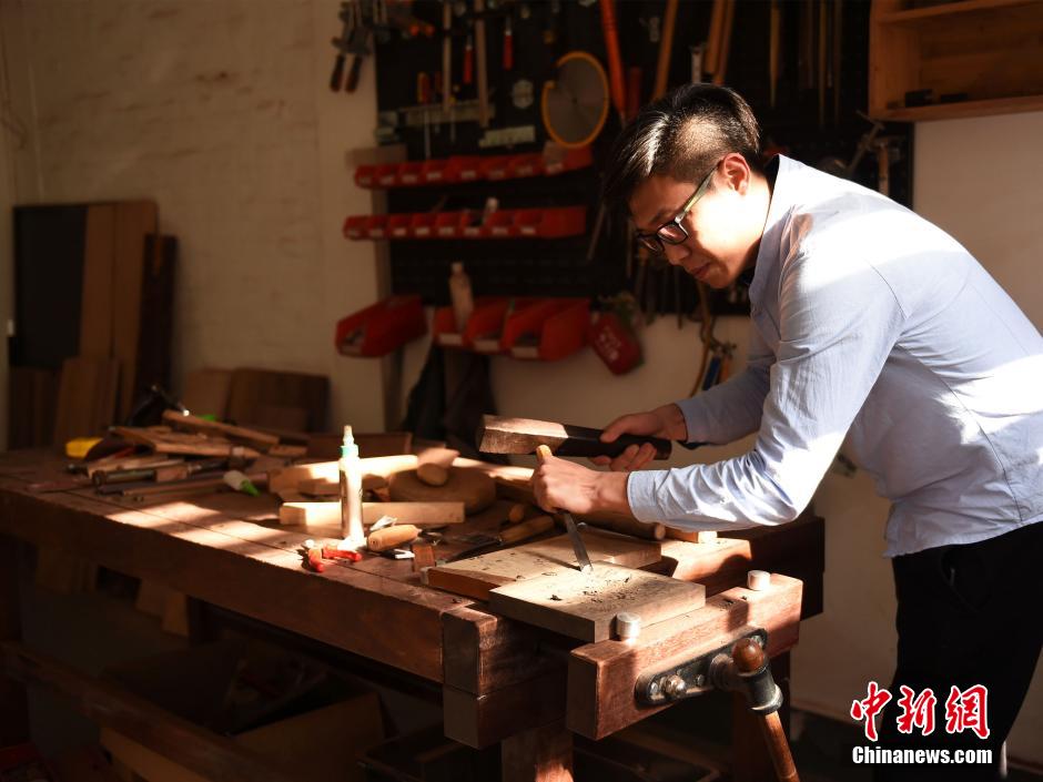 重庆老师成“木头控” 全球收集木头做标本
