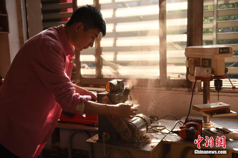 重庆老师成“木头控” 全球收集木头做标本