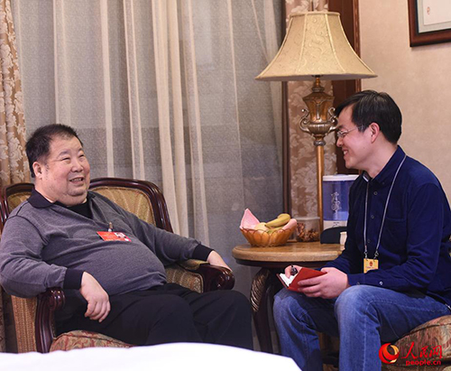 全国人大代表二月河接受人民网记者独家专访。（人民网记者 于凯 摄）