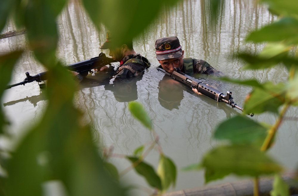 3月5日，武警战士在进行水中搜索训练。