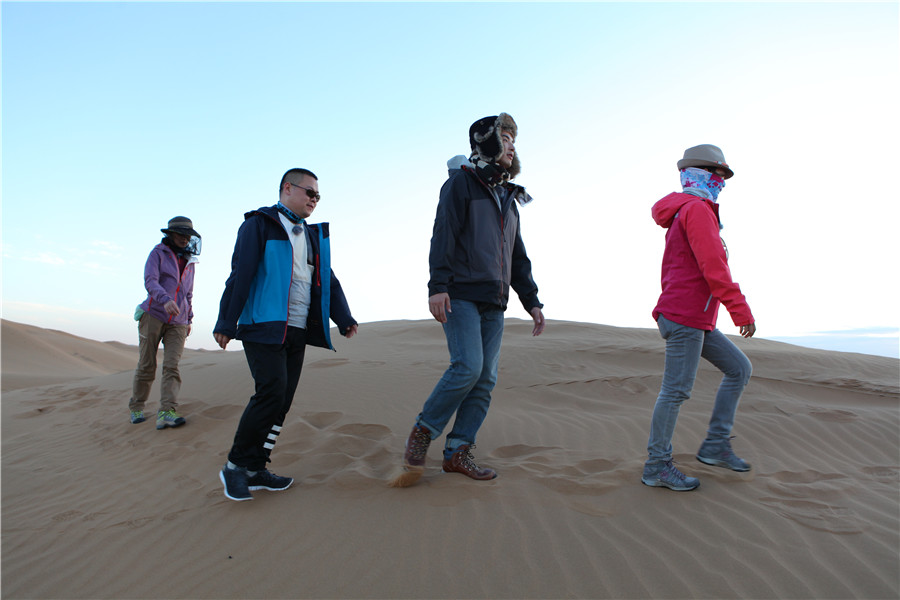 四人徒步走沙漠