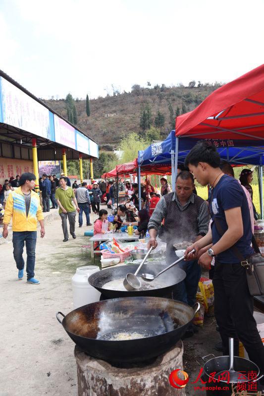 3月5日，安宁“秀美螳川﹒和谐青龙”生态文化之旅系列活动在青龙街道赵家庄村委会举行，村民们将平时的菜市场变成了小吃一条街。 摄影：蒲夙夔