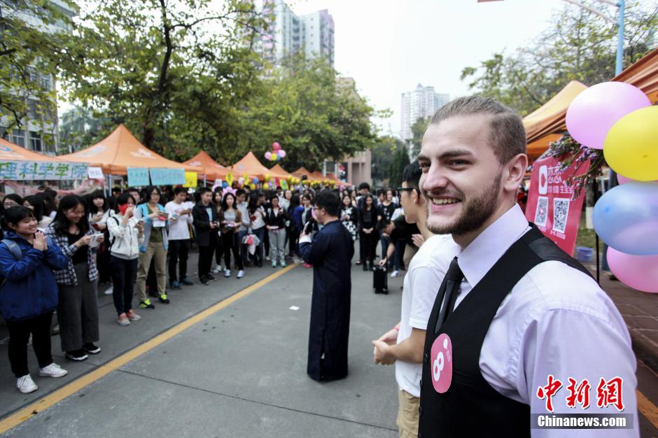 广州女大学生“竞拍男生”欢乐女生节