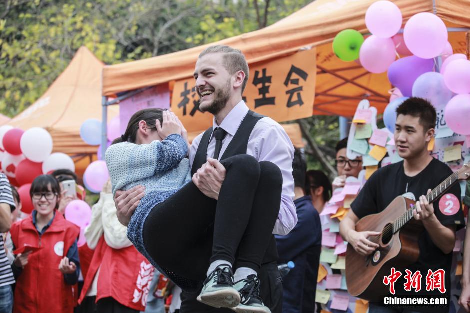 广州女大学生“竞拍男生”欢乐女生节