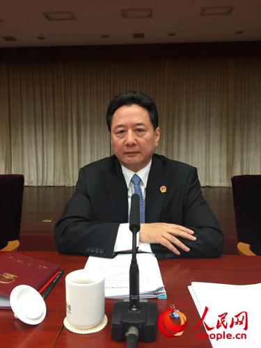山西省长李小鹏在十二届全国人大四次会议山西省代表团全体会议上接受中外记者采访。（人民网记者 史江民 摄影）