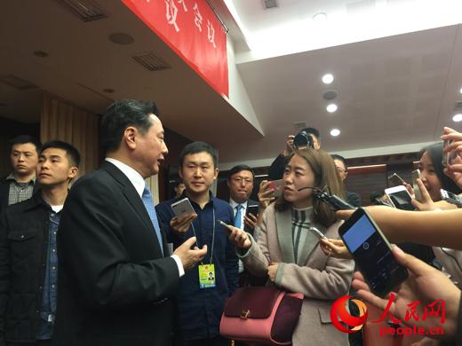 山西省长李小鹏在十二届全国人大四次会议山西省代表团开放日活动结束后接受媒体采访。（人民网记者 王溪摄影报道）