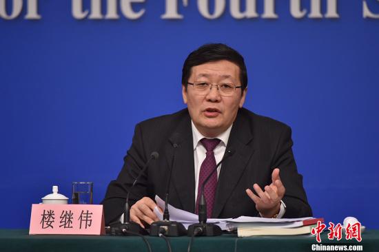 十二届全国人大四次会议新闻中心于3月7日（星期一）9时在梅地亚中心多功能厅举行记者会，邀请财政部部长楼继伟、部长助理许宏才就“财政工作和财税改革”的相关问题回答中外记者的提问。 <a target='_blank' href='http://www.chinanews.com/'>中新社</a>记者 金硕 摄