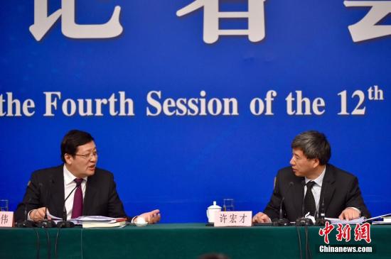 楼继伟（左）和许宏才。 <a target='_blank' href='http://www.chinanews.com/'>中新社</a>记者 金硕 摄