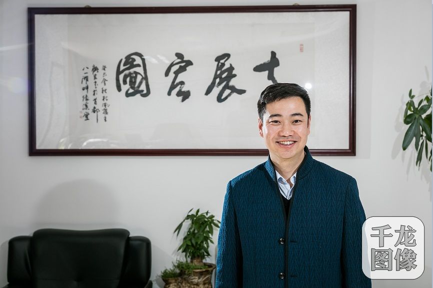张月琳是土生土长的北京人，《老炮儿》上映的时候，拿片中的人物和他做比较，发现他有“六爷”的坚守，有“洋火儿”的担当，有“闷三儿”的够胆，总之一句话：局气。（李贺 宋鹏飞摄）