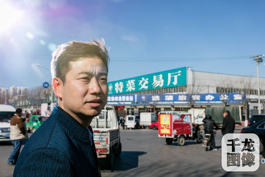 张月琳是伴随着新发地市场成长的，在他的印象中，总觉得市场里的生活每天都是一个样，非常的枯燥。所以当年大学毕业，做过很多工作，就是没想过回到新发地。他总是说，“我是市场里长大的，对这里太熟悉了。”（李贺 宋鹏飞摄）