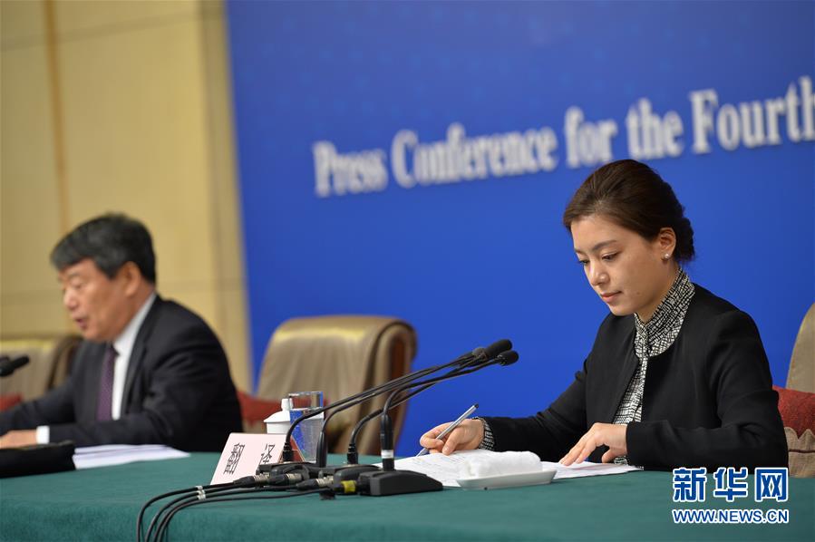 3月6日，翻译张京在十二届全国人大四次会议新闻中心记者会上。新华社记者李鑫摄