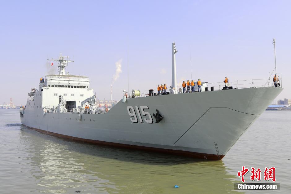 中国海军三艘新型两栖坦克登陆舰同时入列