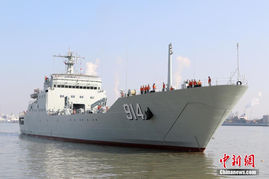 中国海军三艘新型两栖坦克登陆舰同时入列