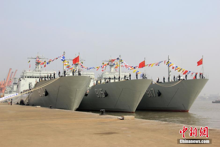 中国海军三艘新型两栖坦克登陆舰同时入列