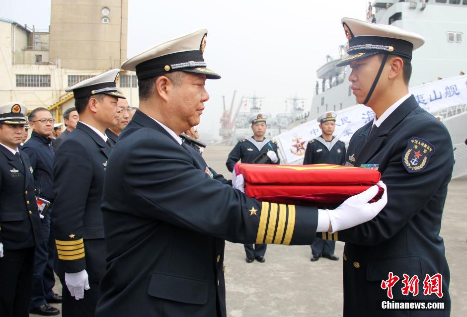 中国海军三艘新型两栖坦克登陆舰同时入列