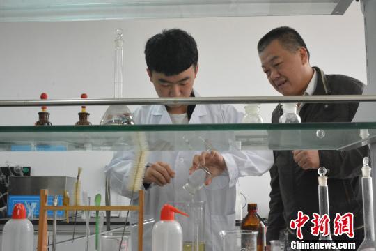 江西一高校“女生节”男生自制香水赠女生（图）