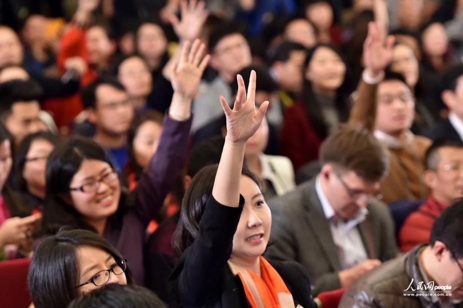 3月2日，在全国政协十二届四次会议新闻发布会现场，女记者举手争取提问机会。（人民网记者 翁奇羽 摄）