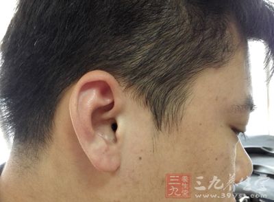 煲电话粥等坏习惯，对听力也是一种慢性伤害
