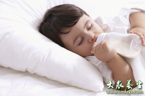 宝宝躺着喝奶会变丑(3)