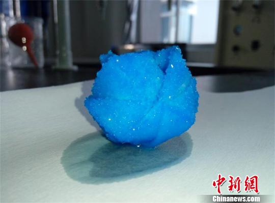 大三男生自制“硫酸铜晶体玫瑰”送全班女生（图）