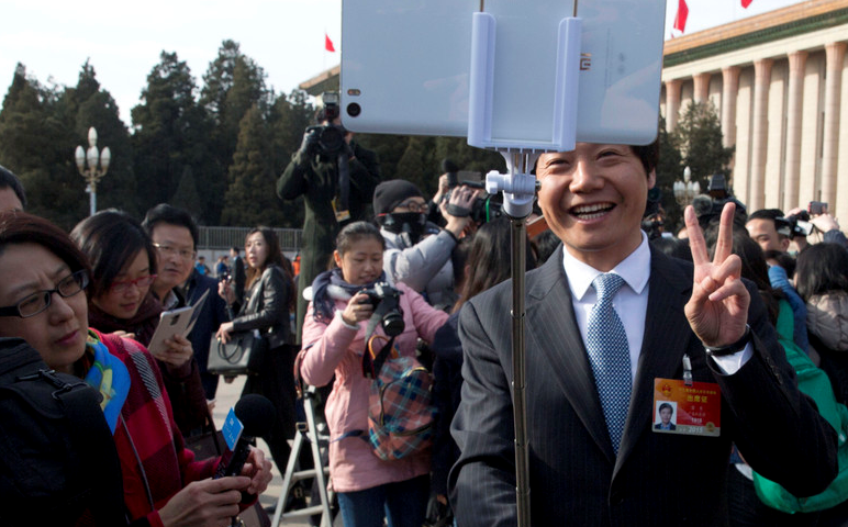 城会玩！逢会必掏手机，雷军当之无愧