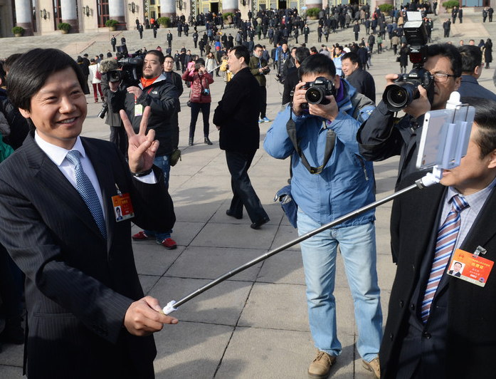 城会玩！逢会必掏手机，雷军当之无愧