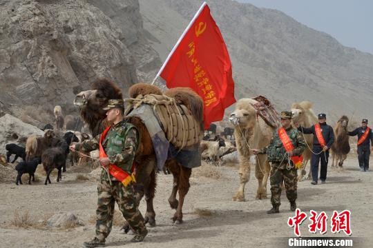 新疆边防官兵用骆驼为牧民送上“两会”信息