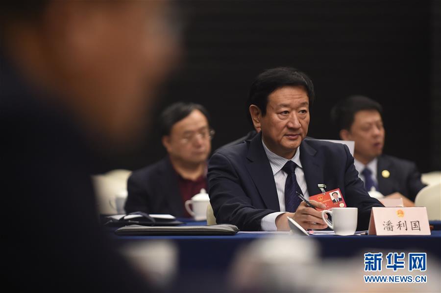 潘利国代表在辽宁代表团全体会议上发言（3月5日摄）。全国人大代表、沈阳市市长潘利国在审议政府工作报告时表示，加速新一轮东北振兴，要积极发挥重大生产力项目和新兴产业项目的牵动作用，促进老工业基地创新升级。新华社记者 潘昱龙 摄