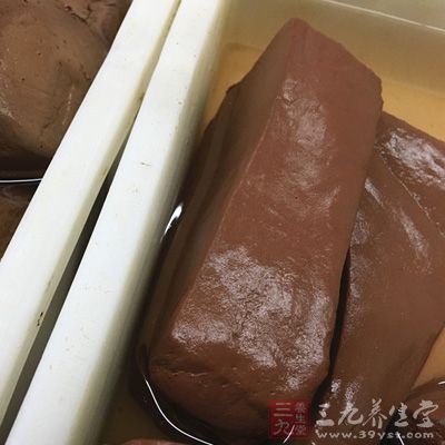 猪血与木耳同放锅中，加水，大火加热烧开