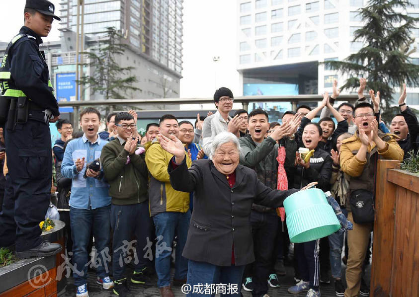　　因为工作儿子无法前来买票。孟老太凌晨4点半就执意到省体育馆排队为儿子买票，但在她之前，已经排了接近千名球迷。周围排队的球迷发现了这位白发苍苍的老太太。在问明情况后，一名女球迷主动联系到在附近维持秩序的玉林派出所民警，希望特殊情况能够特殊对待。