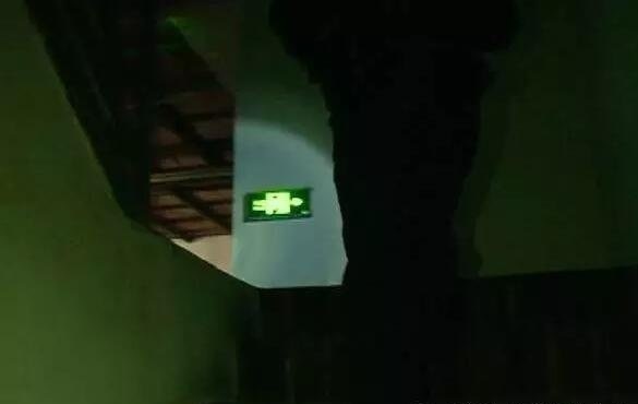 　　再狡猾的狐狸也逃不过猎人的眼睛。机智的警察通过安插卧底的方式，把这家浴场从事黄色交易的事情摸得一清二楚，并采取了快、准、狠的行动，直接抓了现形。接下来说亮点。这家浴场每天的流水有一万多。但是它只有4名失足女，它是如何做到日入万金的呢？
