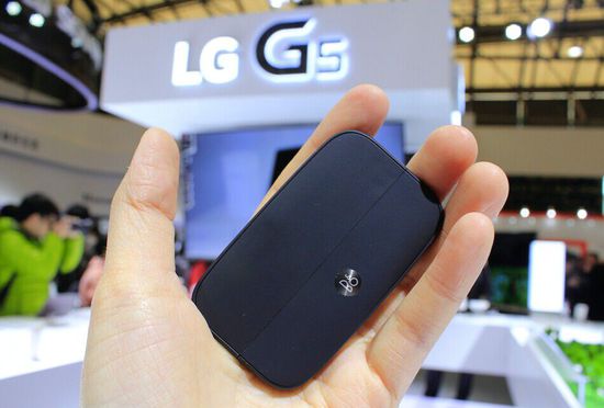 图为记者AWE现场展示的LG