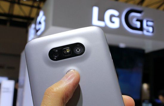 图为配置4款不同颜色、银色金属机身的LG