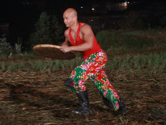 肌肉男乐嘉重现《了不起》 花式摔跤难 自立 -