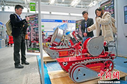 天津制博会启幕中外近千款机器人亮相