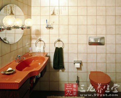许多公共卫生间及家庭都喜欢在抽水马桶里面放置卫生球