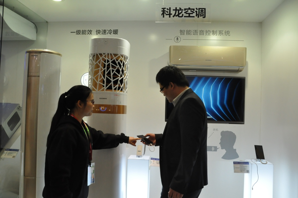 　　参展人员现场体验