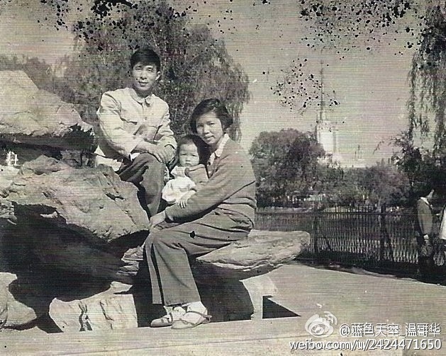 很久很久以前,年轻的爸爸妈妈带着只有一岁的我在阳光明媚的北京动物园。妈妈说她最喜欢这张相片
