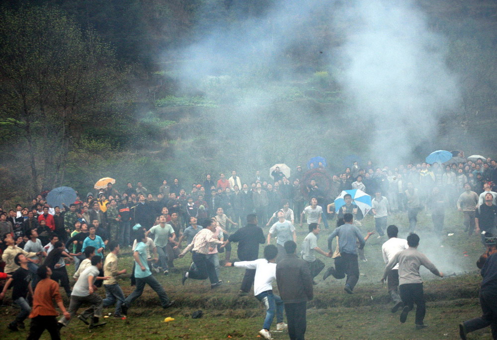图为2008年3月9日农历二月二，在广西融水县洞头乡，当地群众争先恐后参加抢花炮比赛。“抢花炮”是广西少数民族一项传统的体育活动。新华社发